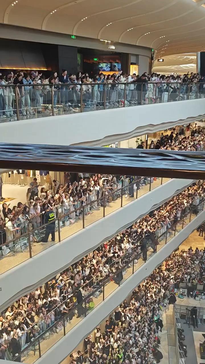 丁禹兮今天西安线上直播间被挤爆了线下限流后的人气太🔥了商场因为人太多关门了丁禹