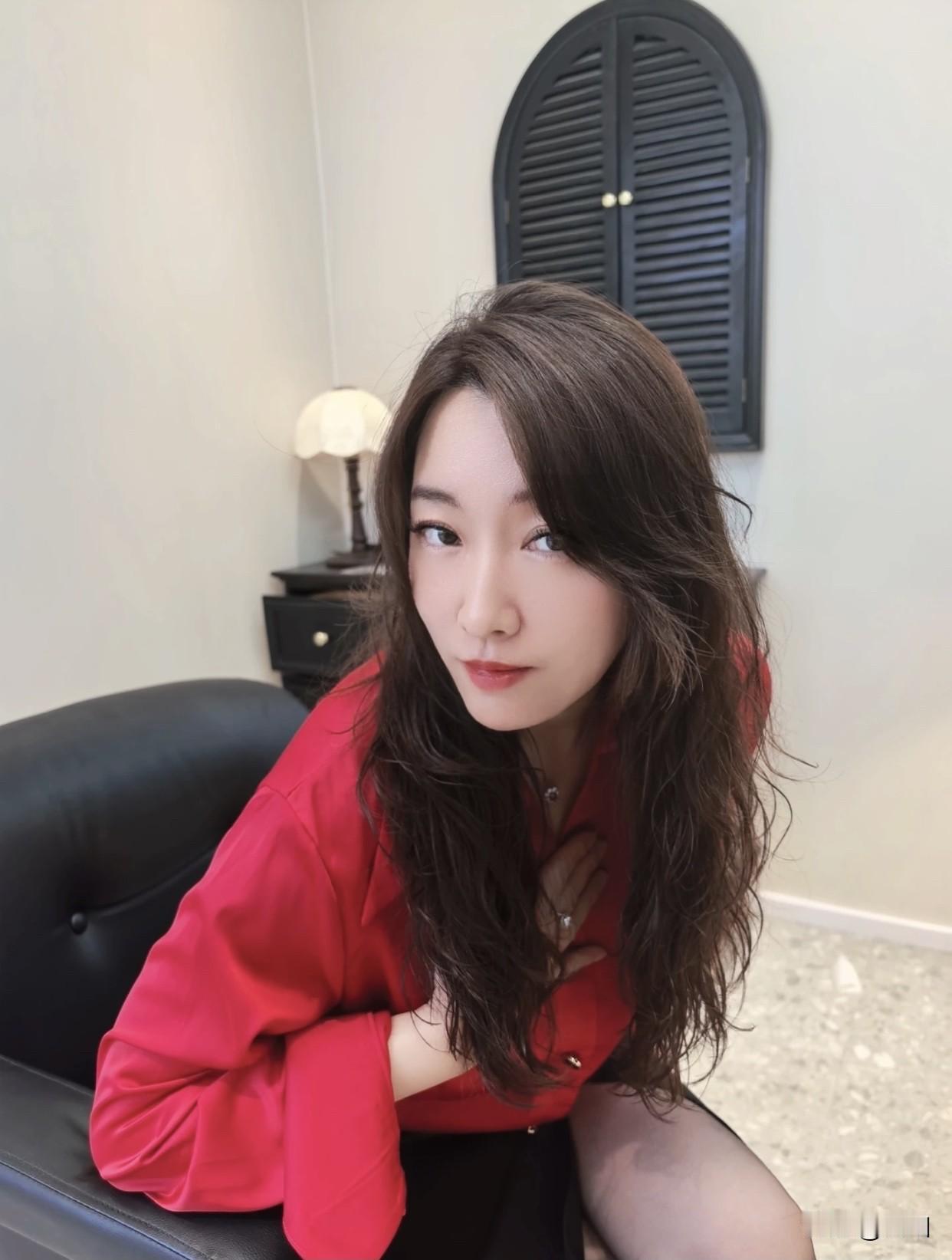 纯天然美女长啥样子眉毛形状自然，不会特别规整。