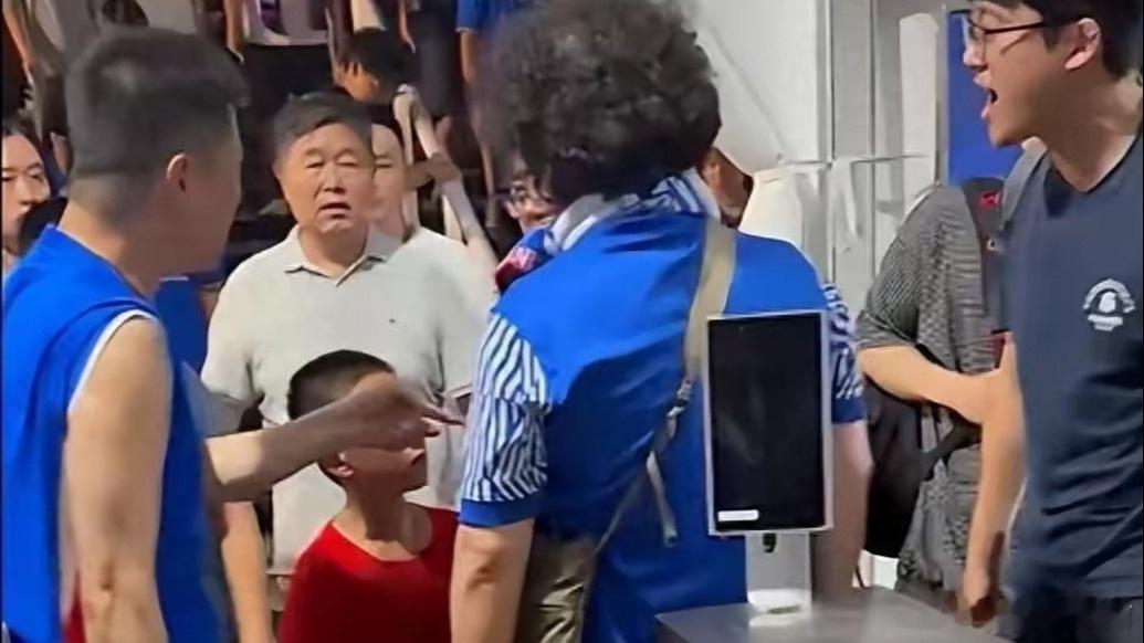 3人围攻穿武磊球衣小球迷被拘这件事件从发酵到最终处置，整体处理比较高效，也给公众
