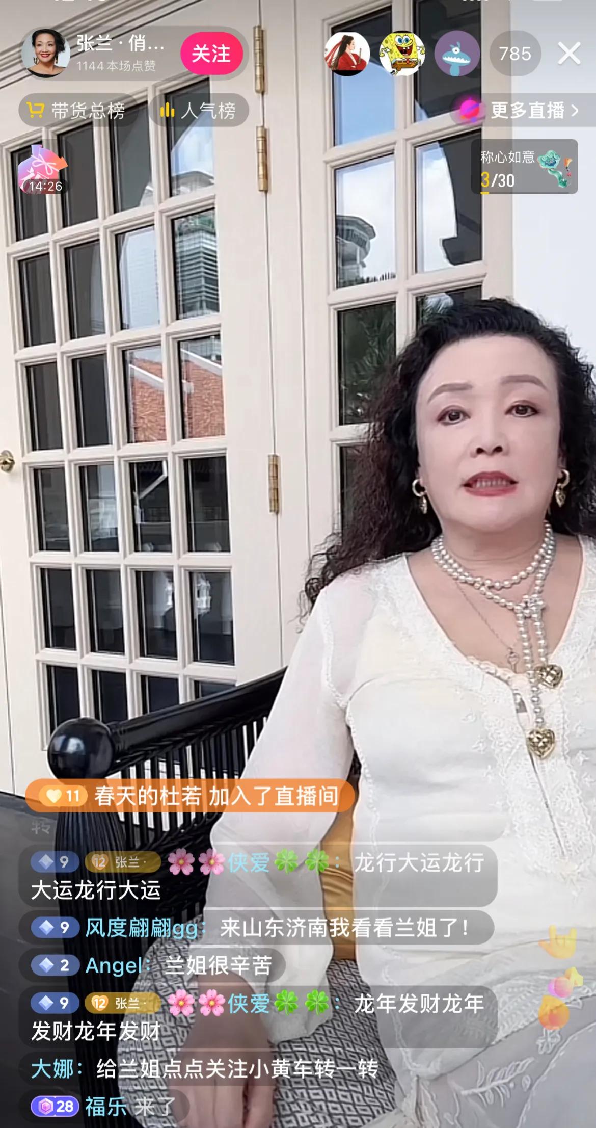 张兰在新加坡直播，直言汪小菲对孩子太溺爱了，每次出去，都会给孩子带几个朋友

张