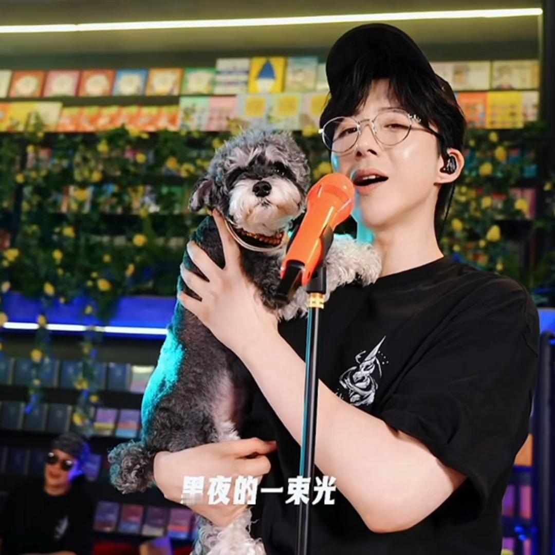 大家好，我是一只实心呆米～哥哥抱我唱歌，我可太享受了，先吐个舌头玩玩。哥哥哥哥，