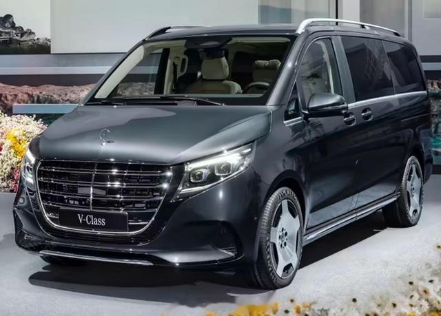 #汽车资讯# 【造型升级/豪华感提升 新款奔驰V级首发】日前，新款奔驰V级、奔驰