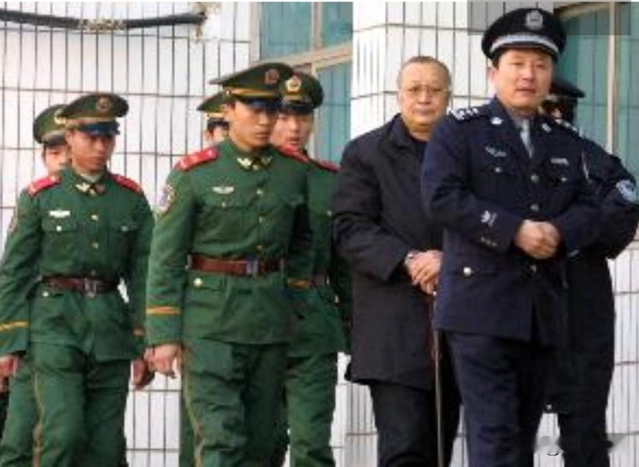 湖北荆州老照片：2005年12月21日，河南省原交通厅长石发亮在荆州受审。