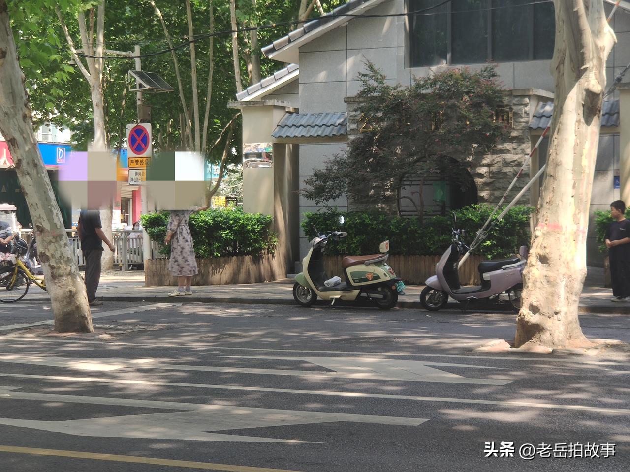 男子“进错”公厕？被里边的女士追着骂了出来！
刚刚(中午一点左右)，途经郑州市中