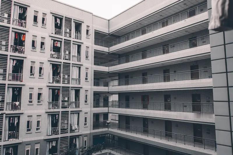 孩子上个夲省的大学，我们家人一起送到大学宿舍！
    最后把儿子的宿舍收拾好的