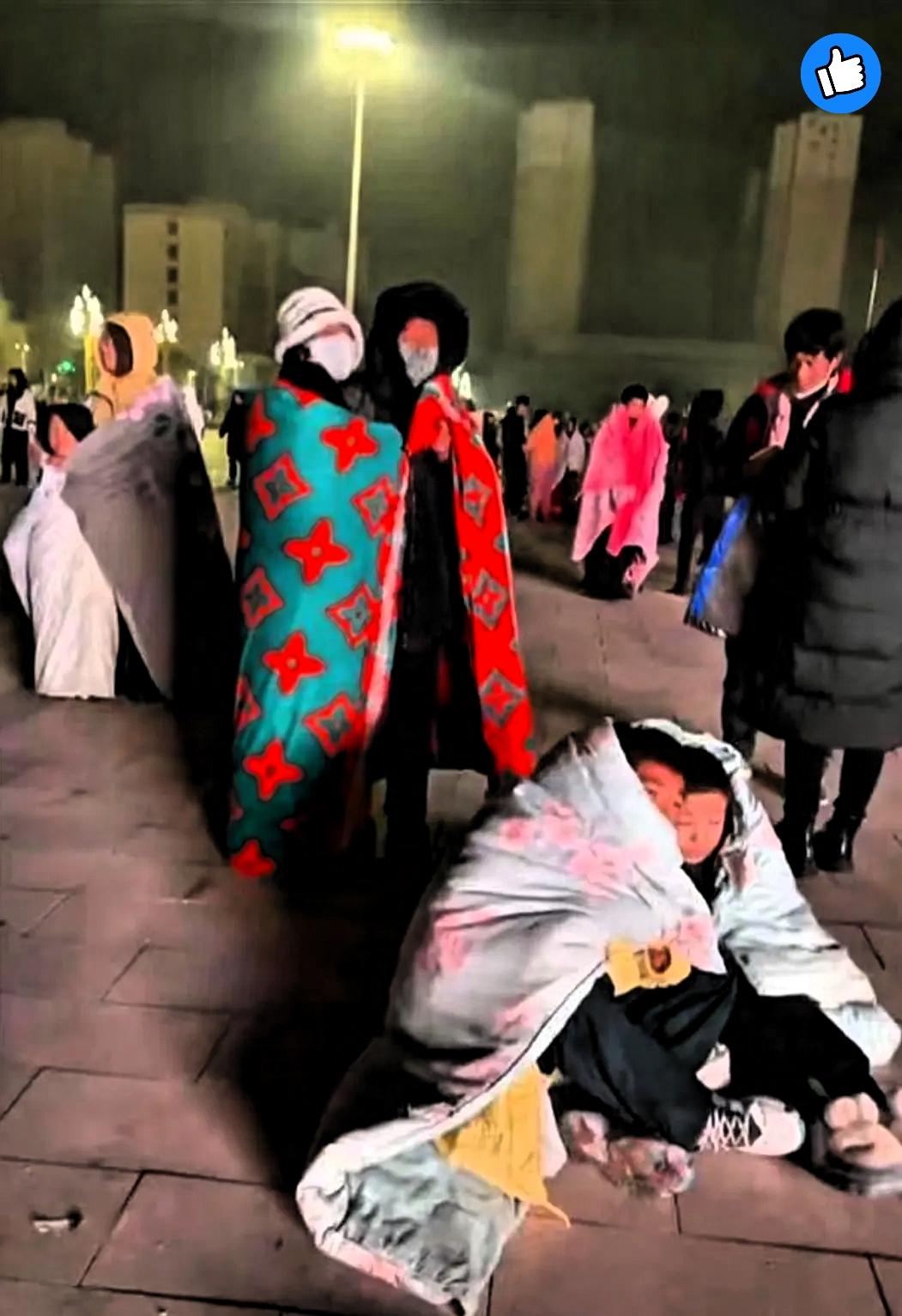 甘肃地震后最扎心的忠告：跑的时候，别只顾着抓手机！
 
甘肃老乡用冻得发抖的亲身