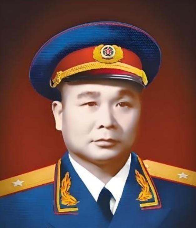 1946年，解放军为投诚的2000土匪设宴接风。席间，匪首脱下大衣，顺手挂到墙上