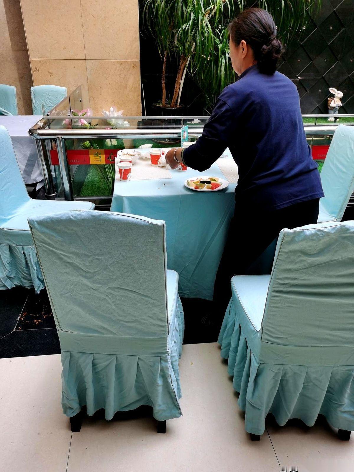 我筷子还没放下，盘子里的菜还冒着热气。
高邮华侨国际饭店，早上9点半，餐厅里人已