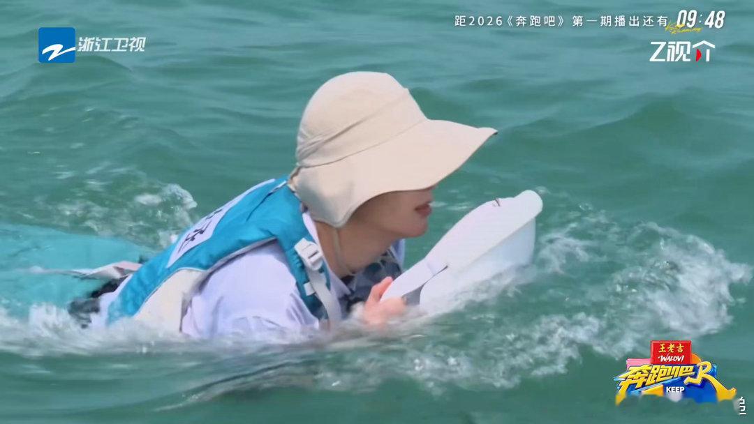 范丞丞海洋馆在逃海狗奔跑吧 范丞丞在动力浮板上的表现让我笑出声，明明在比赛却像在