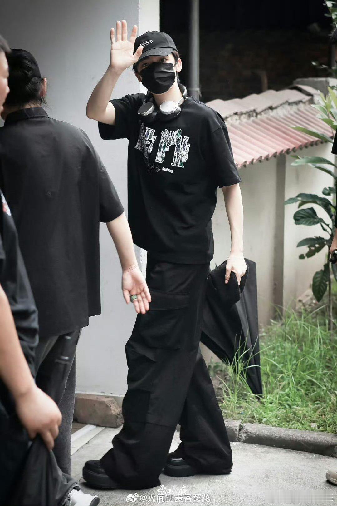 侯明昊艾米雀骨开机同框今天是什么好日子，侯明昊艾米《雀骨》开机，快乐又加倍了！侯
