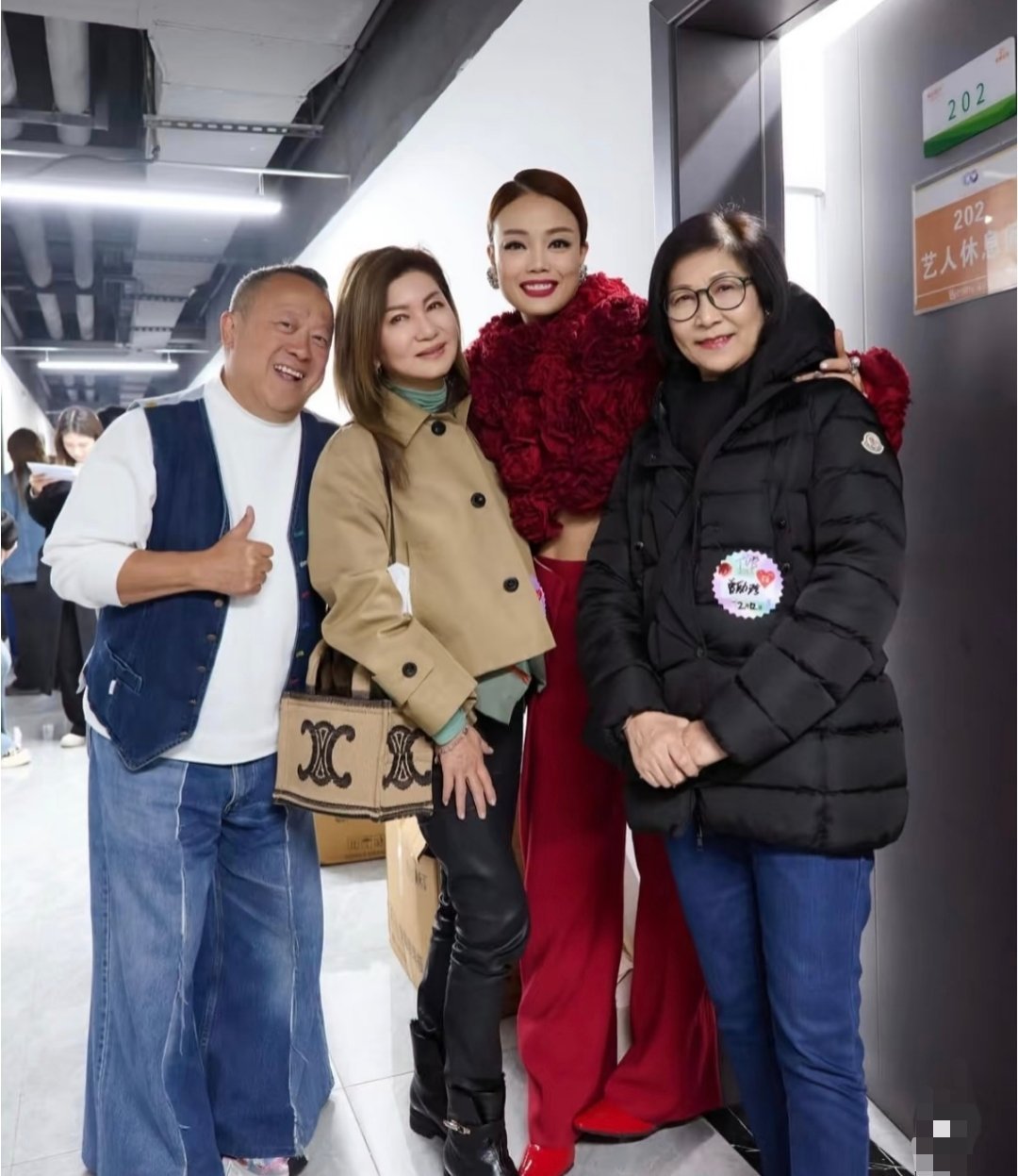 声生不息后台，容祖儿和TVB高层曾志伟、乐易铃、曾丽珍合影。 