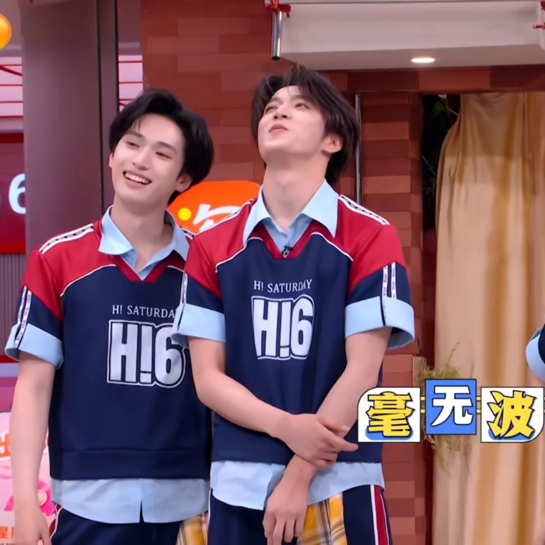 靠上了……再往后一点就进怀里了…… 