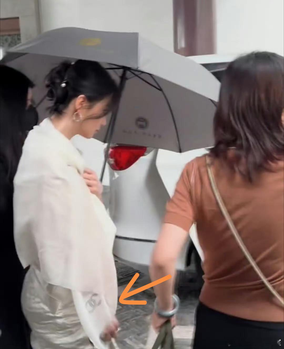 刘诗诗的围巾还是香奈儿的，难道是阿玛尼没谈下来，又与chanel续约了？ ​​​