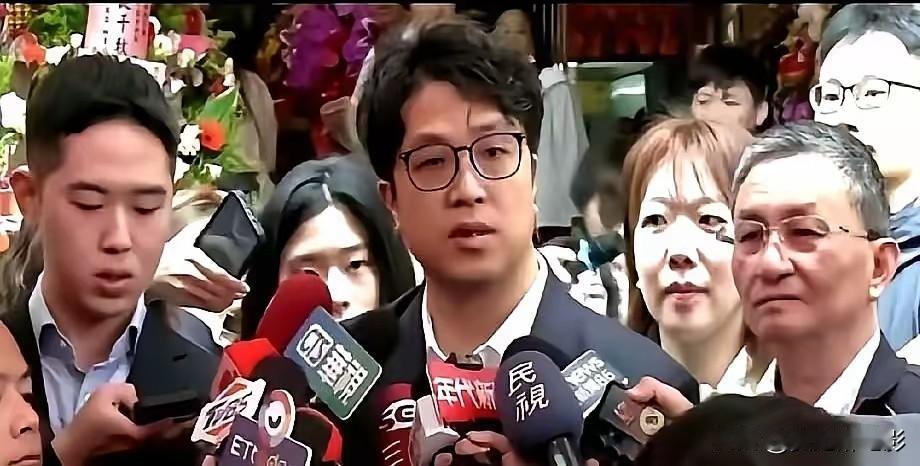 蒋万安这次，真遇上对手了。

台北政坛出了件新鲜事，一个叫沈伯洋的人突然杀了出来