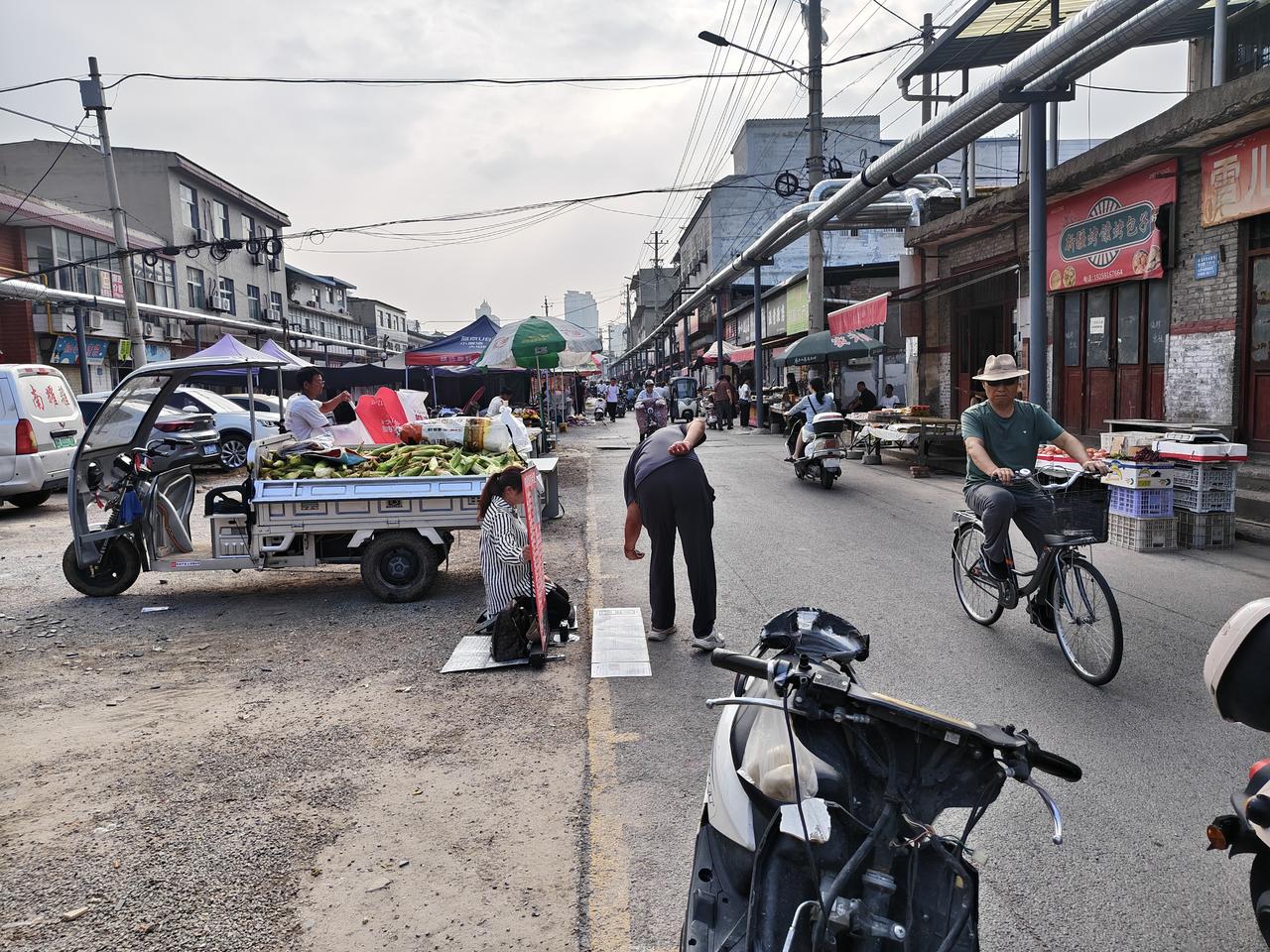 7月16日，还是运城盐湖西街早市，昨日的那个女人，也就是孩子的母亲她依然在西街早