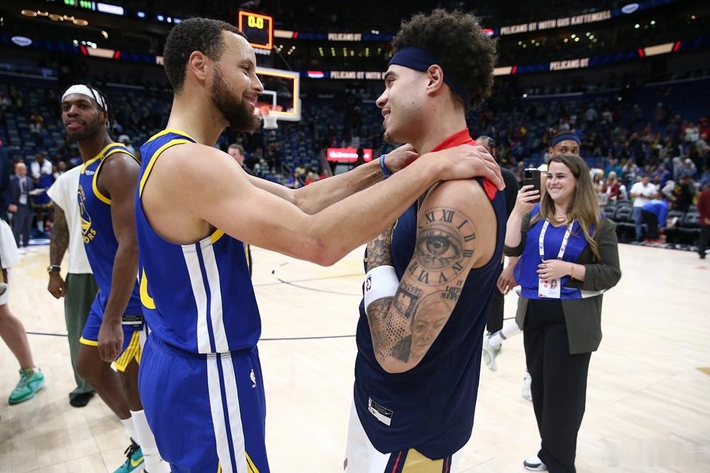 青岛男篮vs北京男篮 发现一张库里和青岛新外援莱斯特的照片，这哥们生涯有点高开低