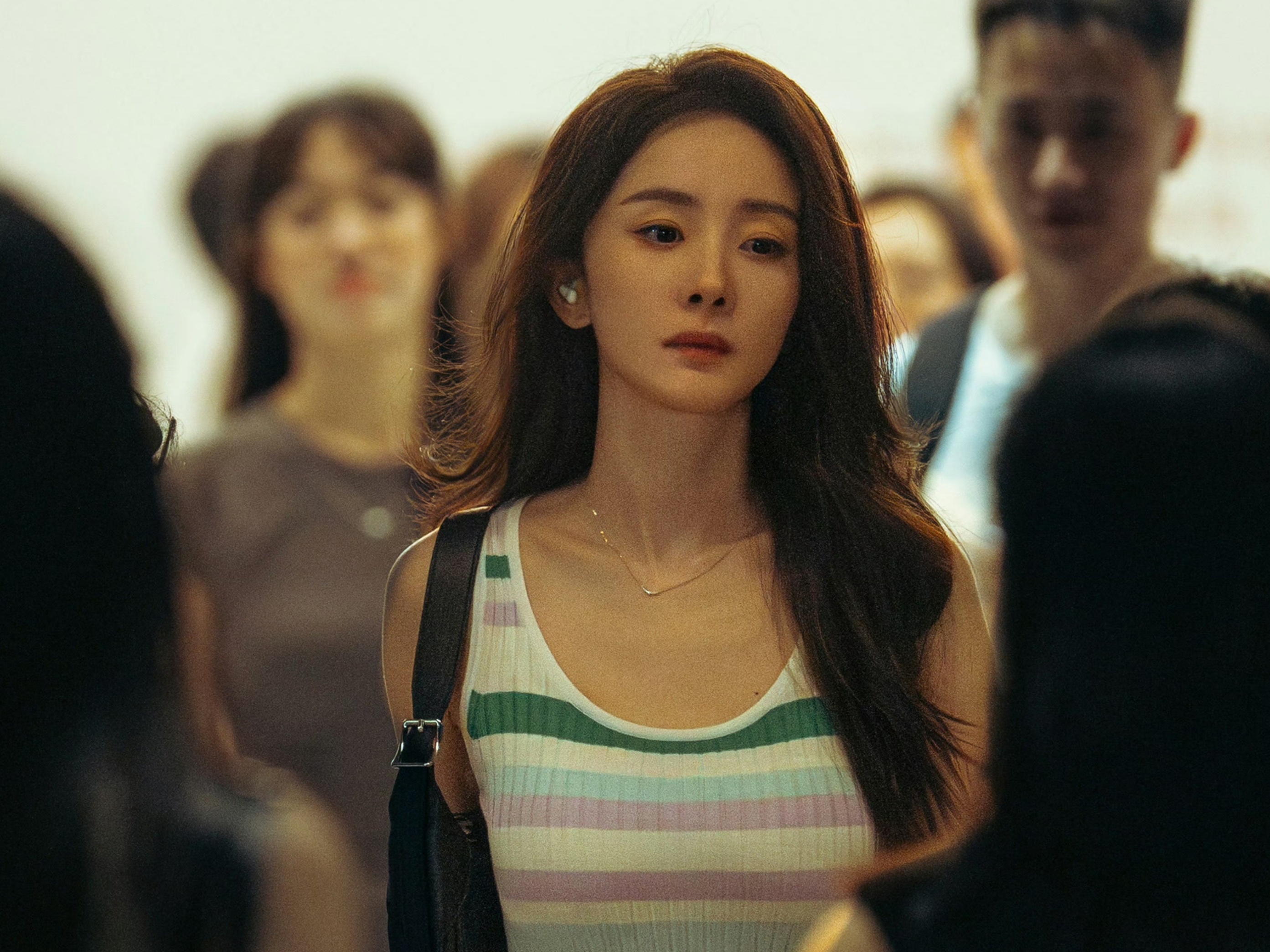 杨幂开车都能出神图 杨幂真的太诱人了！那种冷艳无比的御姐范儿，真的好想被她给吃了