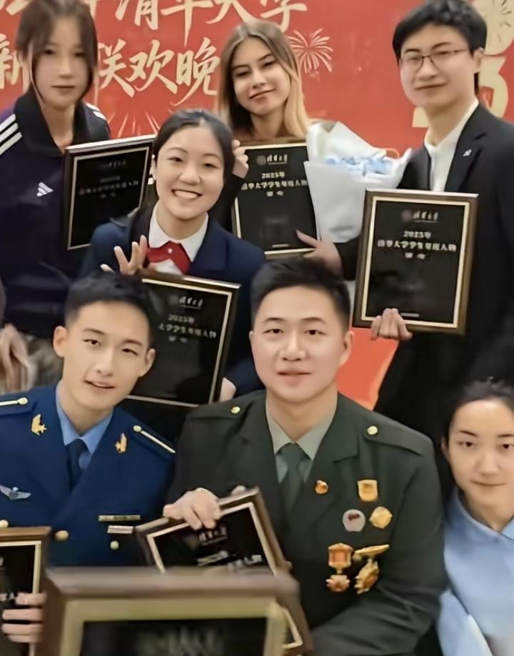 来自四川的清华飞班陈秀虎，堪称现实里的六边形战士。作为清华与空军航空大学联合培养