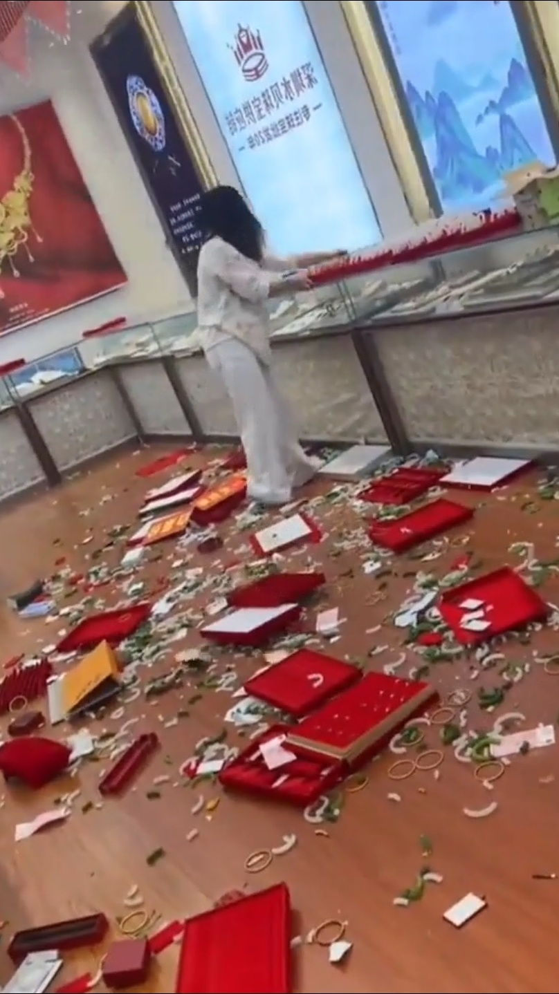 女子商场发飙砸玉器店玉器店老板：财神奶下凡啦！！！[跪了] ​​​