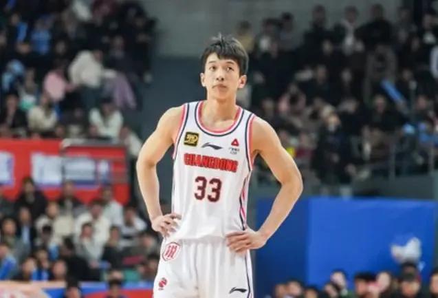 杨溢27+12+6+6助广东胜北京首钢晋级半决赛。罚球有进步，但是三分还是不行。
