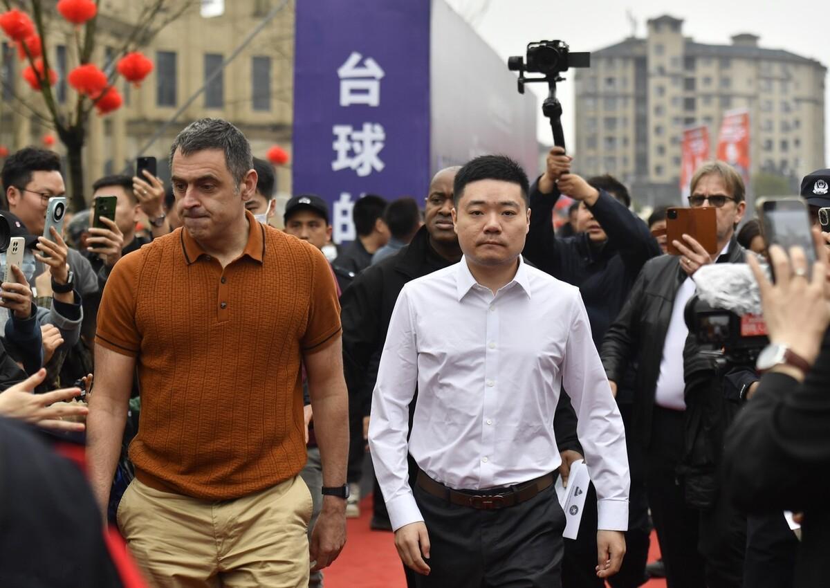 看奥沙利文打斯诺克，感觉和其他球员打得不是一种运动，奥沙利文打球太容易了，走位容