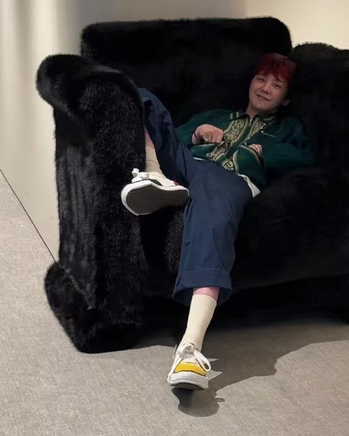 权志龙的外套是郑亨敦在市场买的 哥完美消化 果然时尚的完成度靠脸 