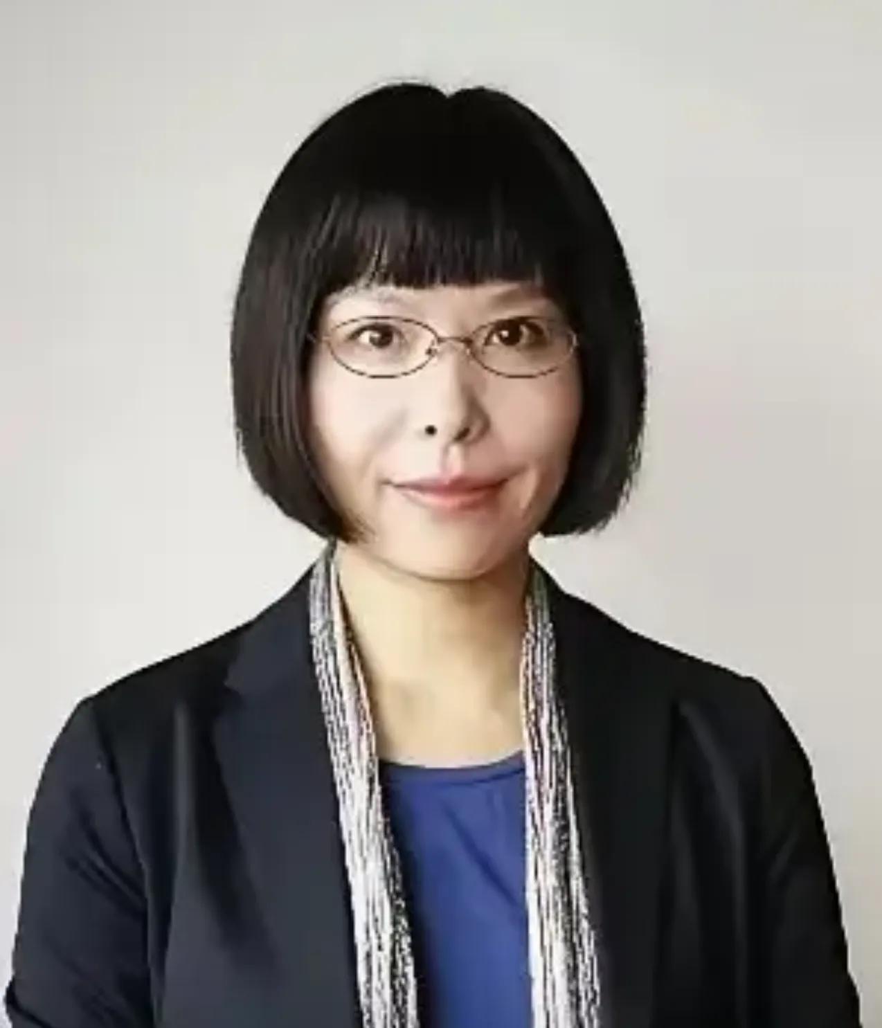 不知这位清华美院的教授心理是有多扭曲，竟然把宇航员和保洁阿姨塑造的这样丑陋。
可