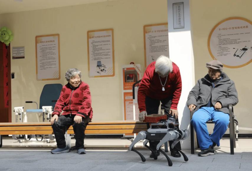 有人大胆预测：明后两年，会有越来越多家庭，主动把老人送养老院
 
北京安定门附近