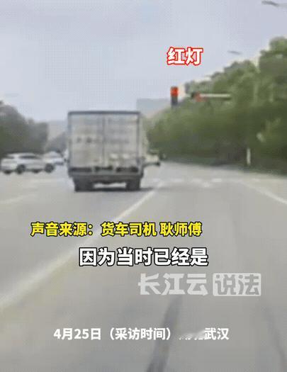 感动全网！武汉，一名女子带着孩子过马路，在走到快一半的时候，绿灯突然变红灯，不料