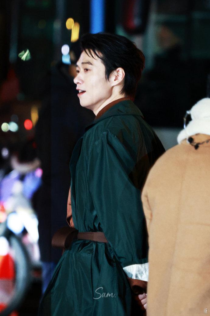 魏大勋与圣罗兰巴黎再聚 魏大勋巴黎时装周气场拉满，墨绿酒红撞色搭配复古大气，尽显