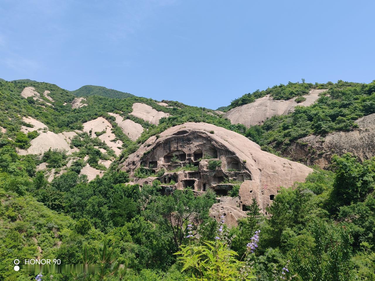 古崖居位于北京延庆区张山营镇东门营村北的幽静峡谷中，是我国已发现的规模最大的古代