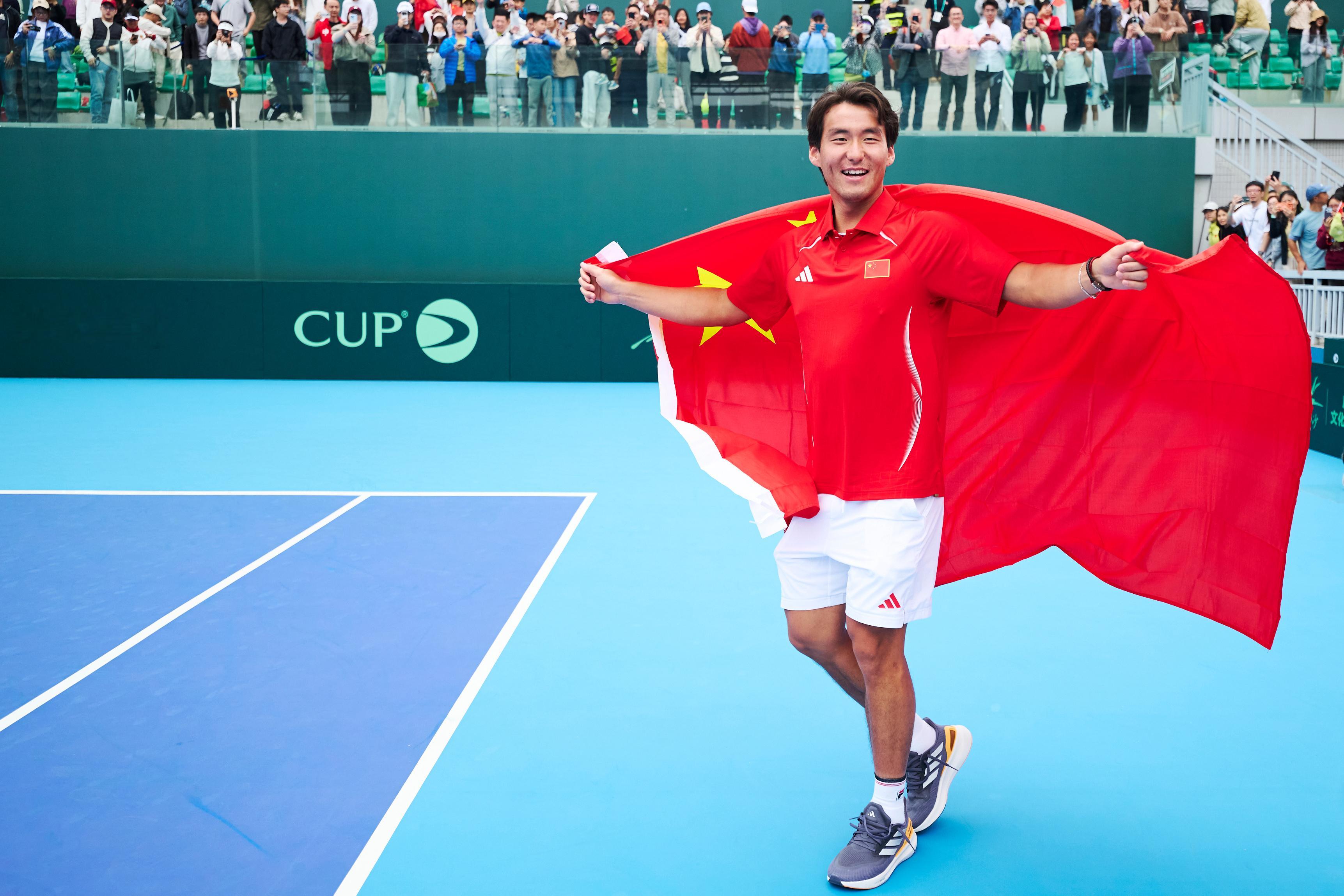 披着五星红旗奔跑的中国网球运动员布云朝克特！中国队晋级戴维斯杯世界一组戴维斯杯中
