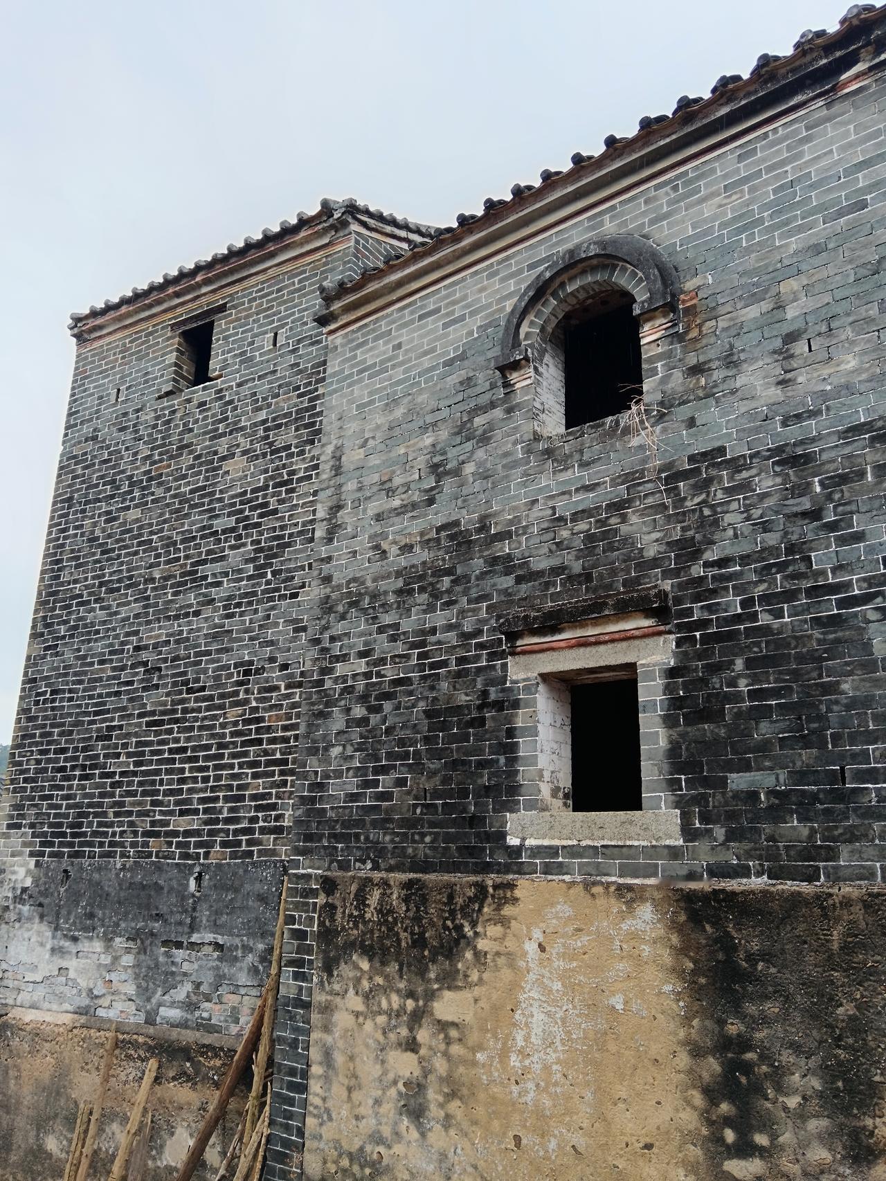 老家里这么好的房子没有得到保护，没有维修，很快就倒了，有朋友知道这是什么朝代风格