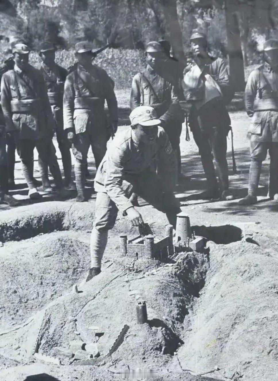 这张照片是在攻打山西祁县日军据点前，八路军制作的沙盘也非常精细，敌人的据点、碉堡