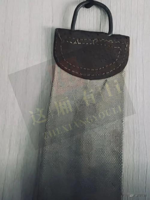 这是旧时光里的老物件，表面都磨出了岁月的绒感，皮扣上的针脚却依旧扎实。
它曾藏过