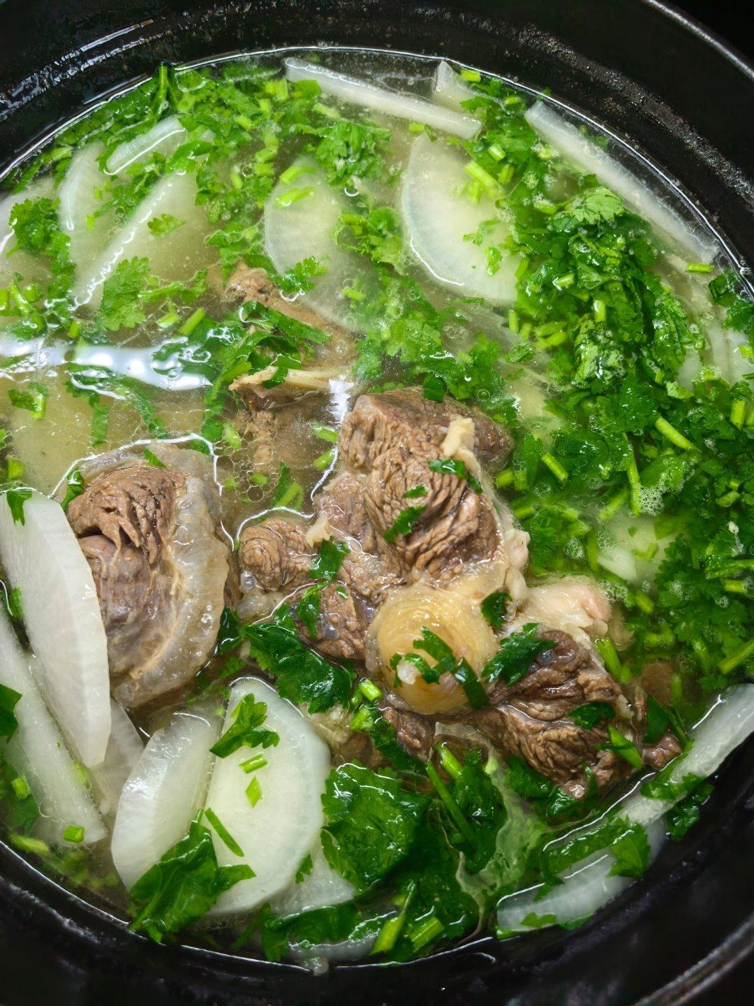 三伏天准备开始和喜爸养生几天，砂锅牛尾汤，奶白菜虾仁，粗粮