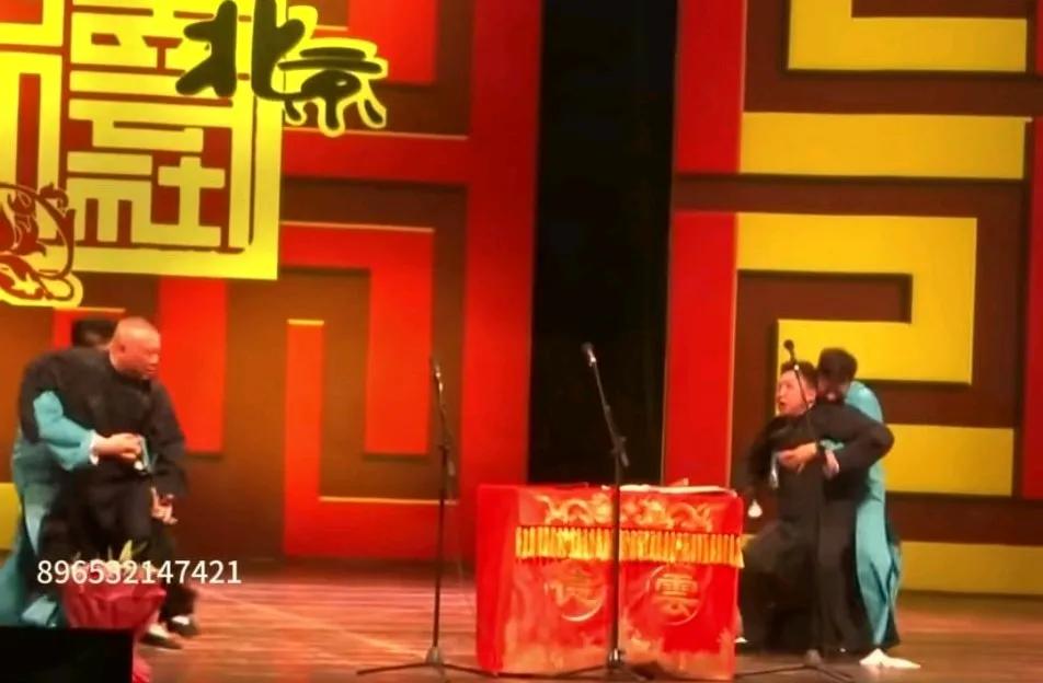 你能想象这就是所谓的相声大师吗？
郭德纲和于谦在相声小剧场打起来了。尽管知道是假
