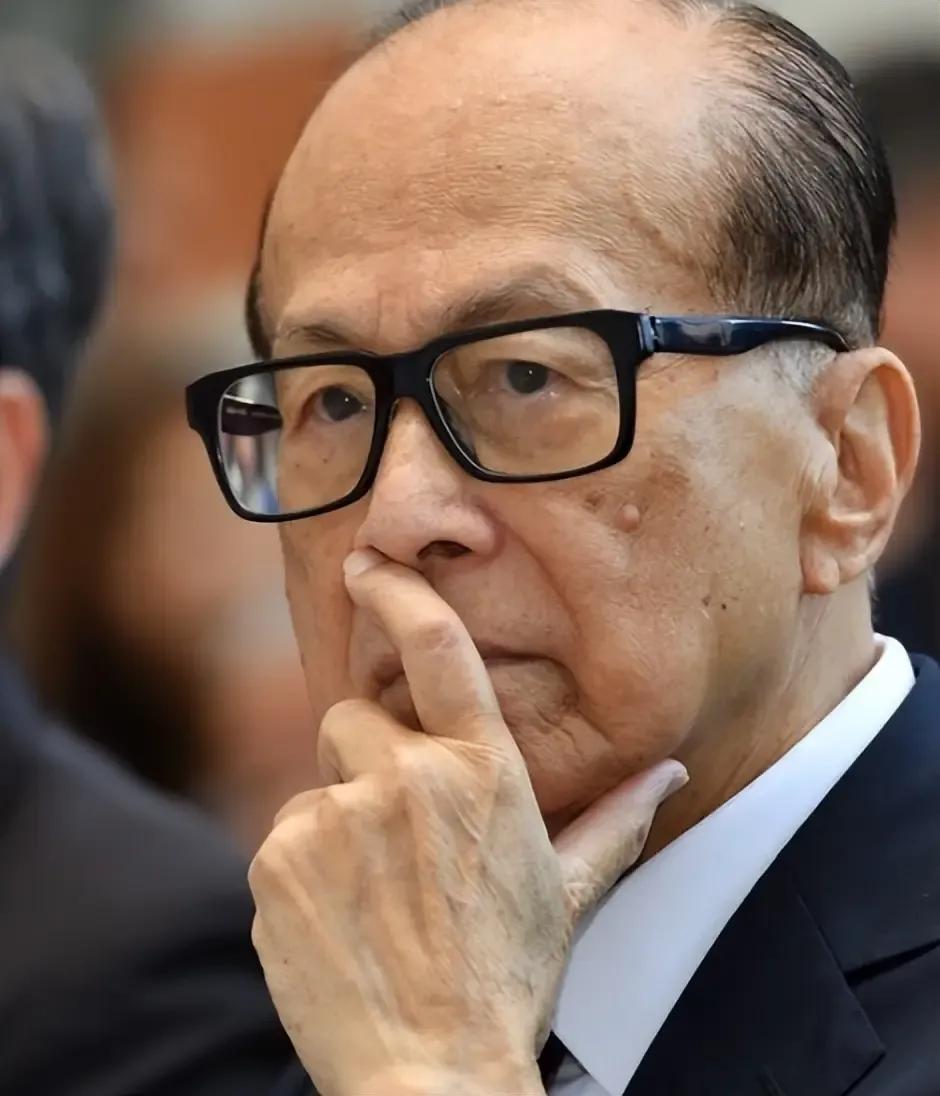 关于李嘉诚的两件陈年旧事：

第一，当年李嘉诚旗下的公司曾垄控制深圳梧桐山隧道经