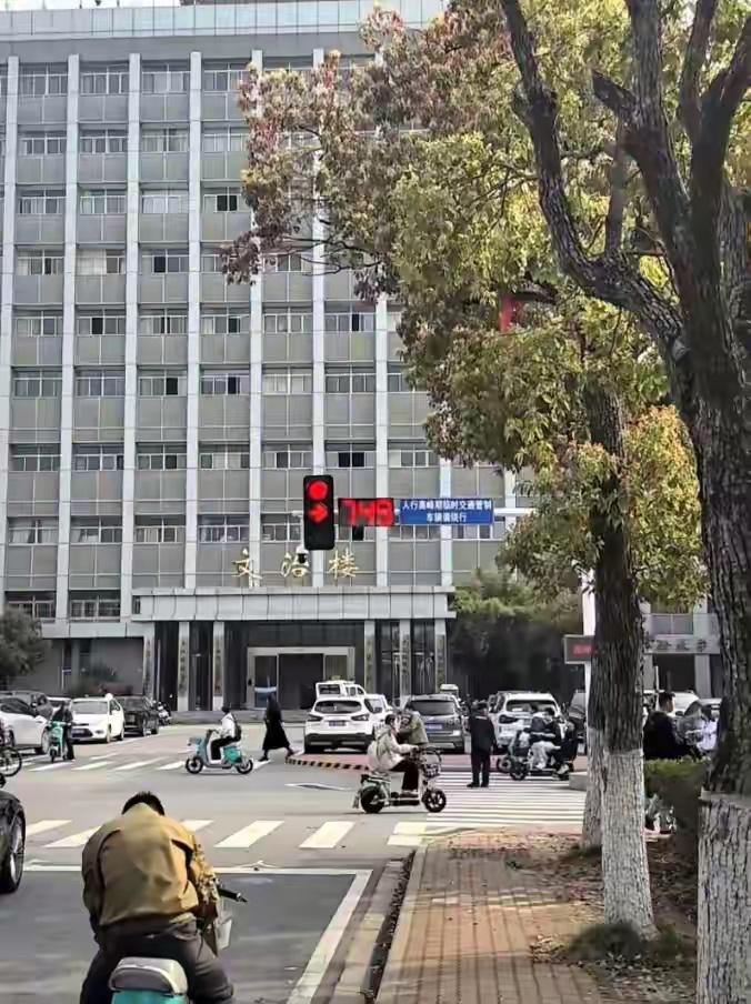 惊呆！武汉中南财经政法大学校内一红绿灯倒计时飙到749秒，等一个红灯要十多分钟，