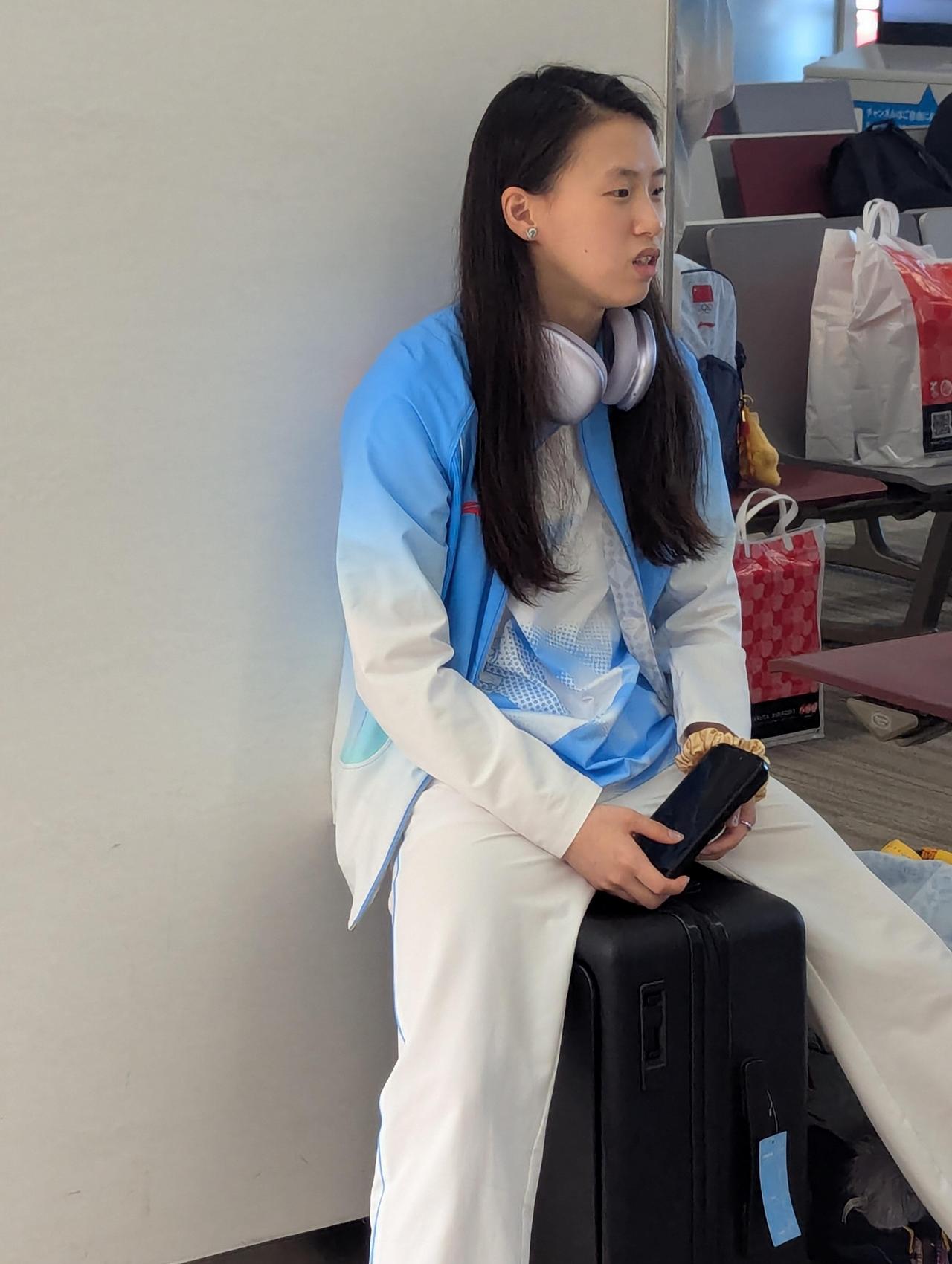 陈芋汐比赛结束，穿着队服，很干净清爽，也采购了一些东西，大包小包回国了！
她值得