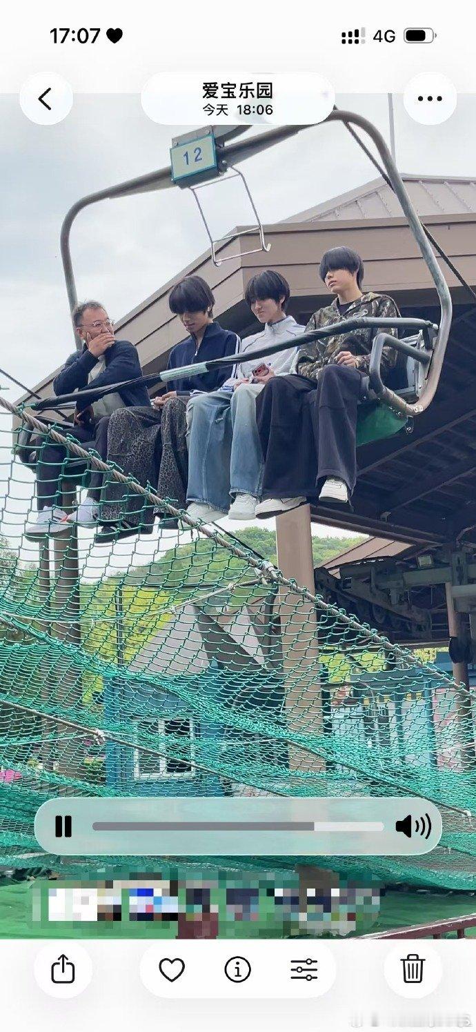 王橹杰被路人盯害羞了 缆车上被路人直勾勾盯到脸红的王橹杰，还有之前在韩国被偶遇吃