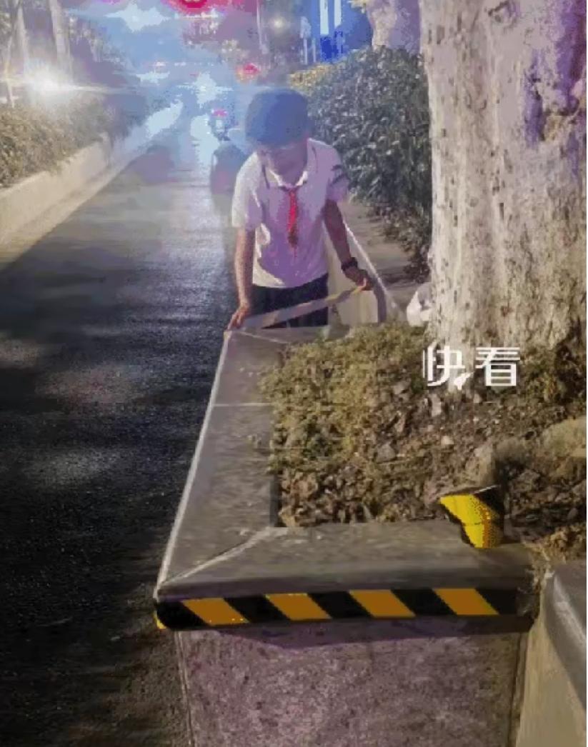 南京一小学生在马路边上张贴反光贴纸，为他人夜间骑车提供了安全保障，此举值得称赞。