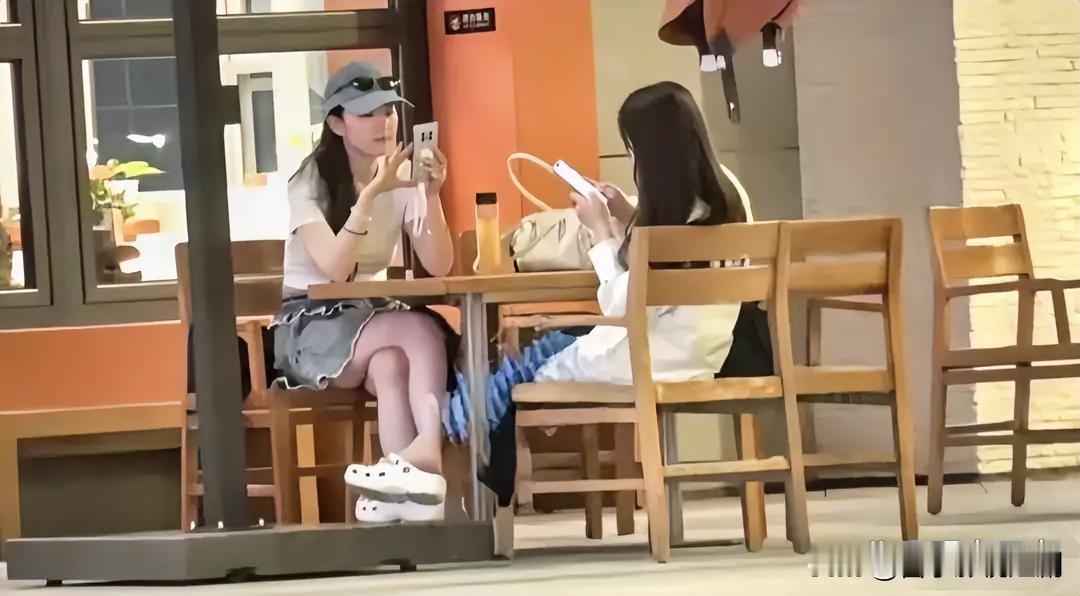 7月19日，刘亦菲素颜现身北京环球影城被网友偶遇。她一身黑西装搭配牛仔短裤，全妆