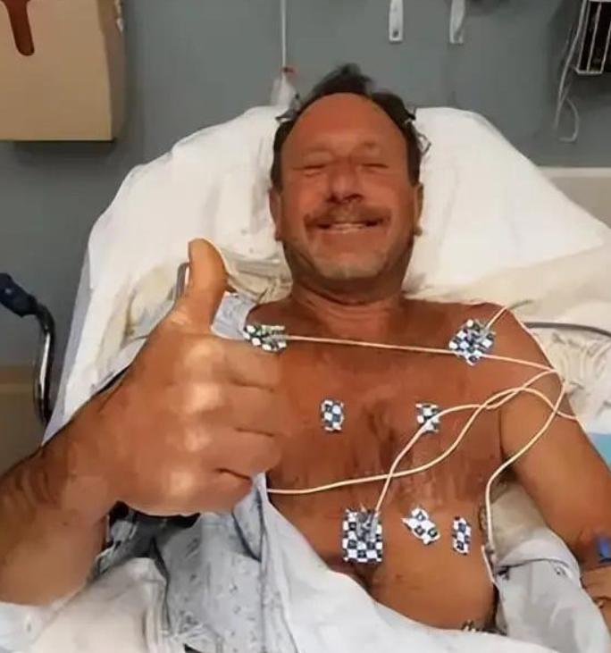 2021年，美国一男子在海底潜水捕捉龙虾时，突然被15米长的座头鲸整个吞下，本以