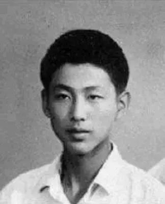 【看图猜明 星】考考大家眼力。
难度指数六颗星。⭐️⭐️⭐️⭐️⭐️⭐️⭐️
