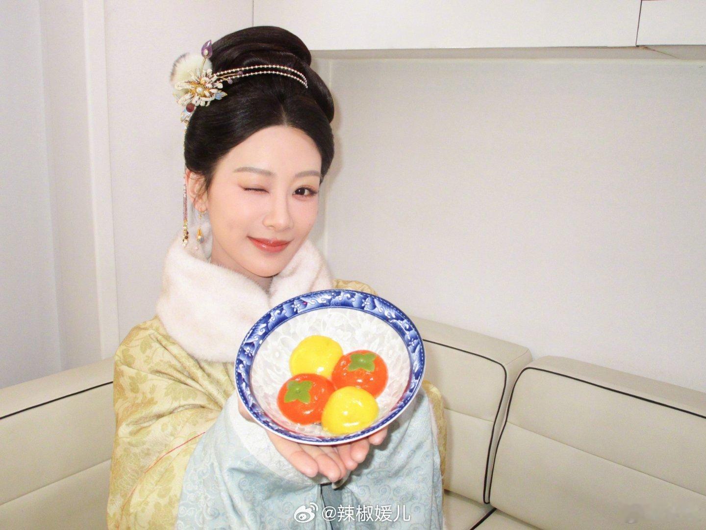 杨紫穿古装吃汤圆  我们的李祯请你吃汤圆！ 