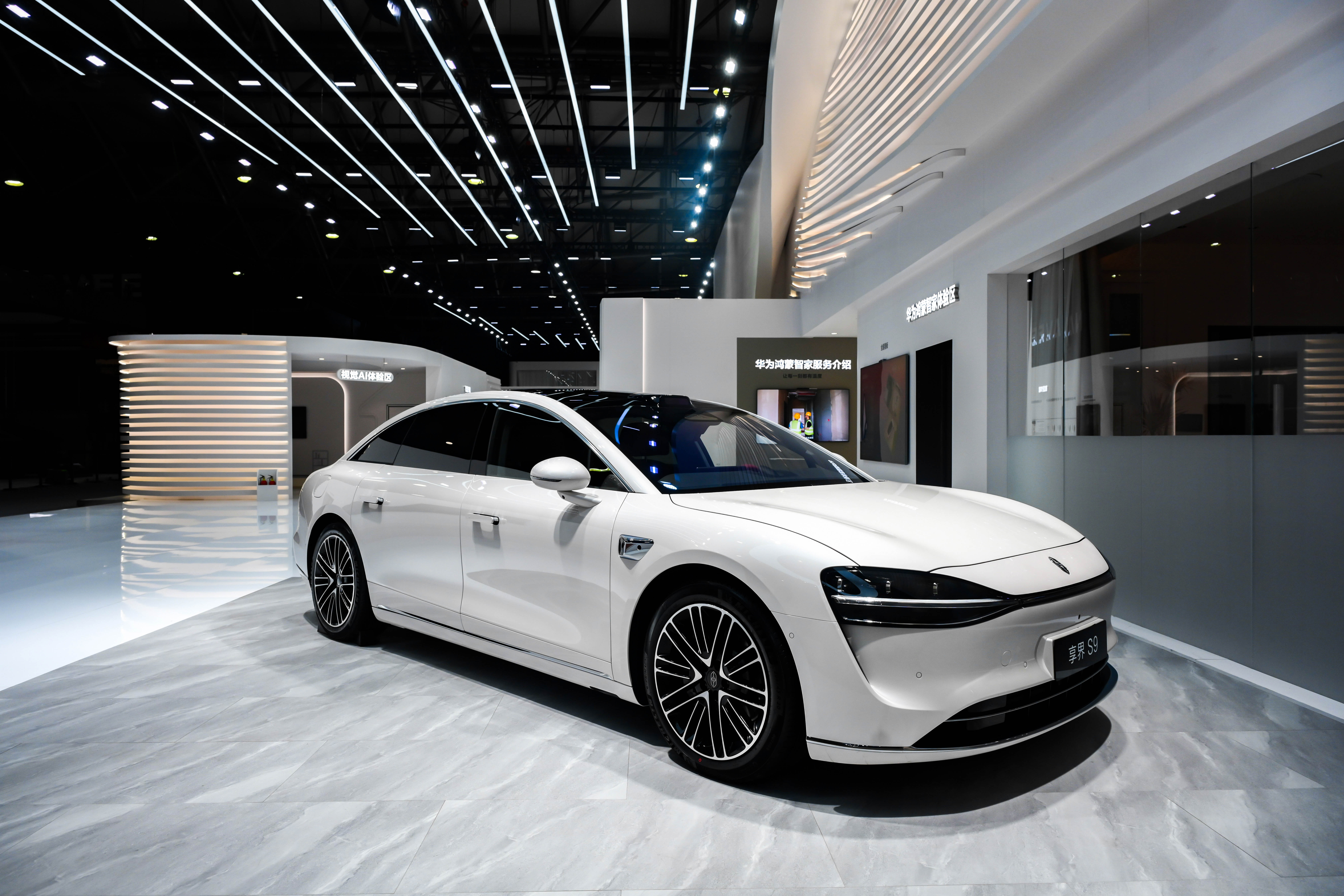 享界 S9 这个月绒白太好看了跟流光银一样，符合这车的气质喜欢！想买！享界粉白新