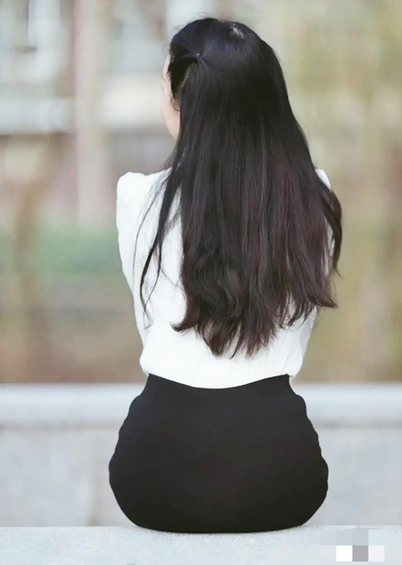 终于知道，
唐女士为何敢怒不敢拒左某的出差要求，
这哪里是职场工作，分明是权力裹