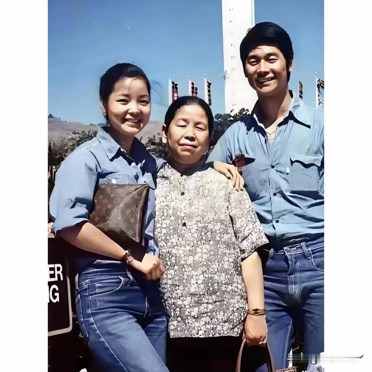 这才是1978年25岁的邓丽君真实样貌，当时邓丽君与她的母亲及哥哥在美国洛杉矶游