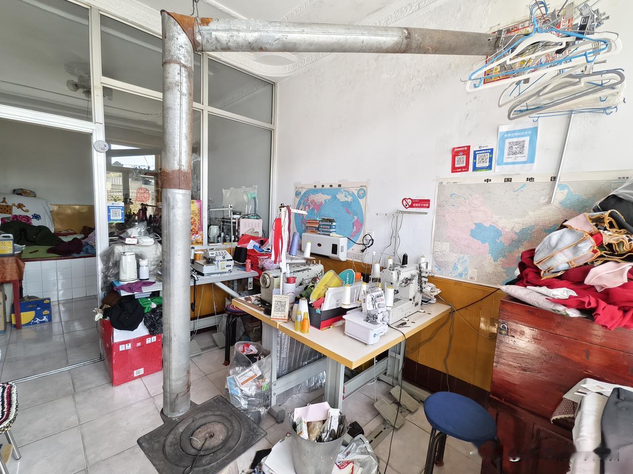 秋日生活打卡季 山西偏关小县城里突然降温了，猫姐租赁的裁缝店依旧是最原始的取暖方